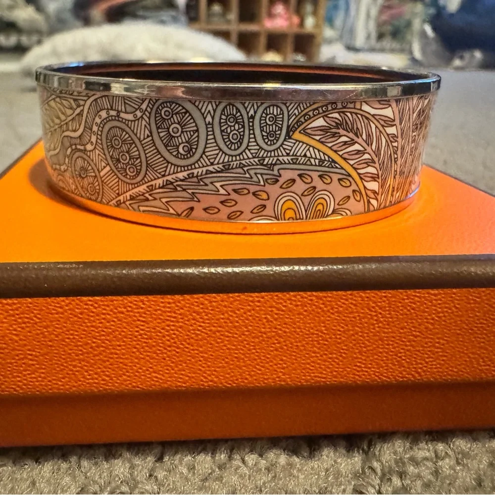 Hermes Pink and Orange Leaf Motif Enamel Bangle - Picture 3 of 6